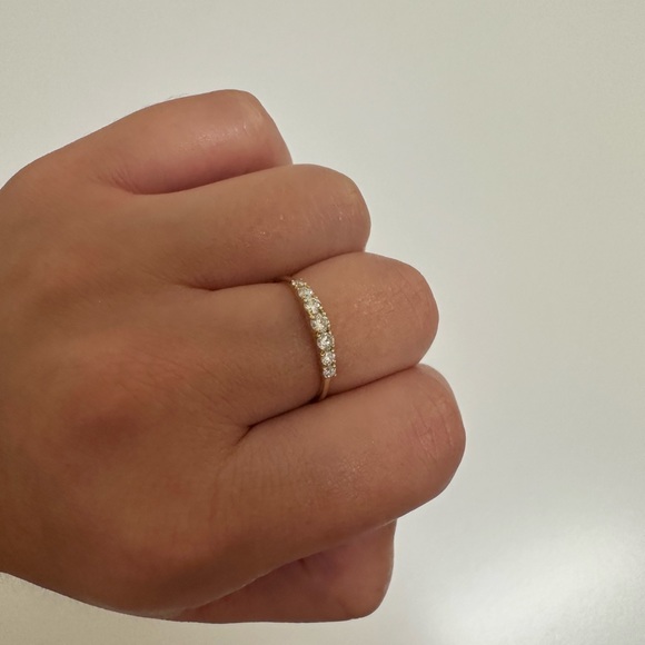 14k Yellow Gold Graduated Diamond Ring - size 7 - Picture 4 of 6